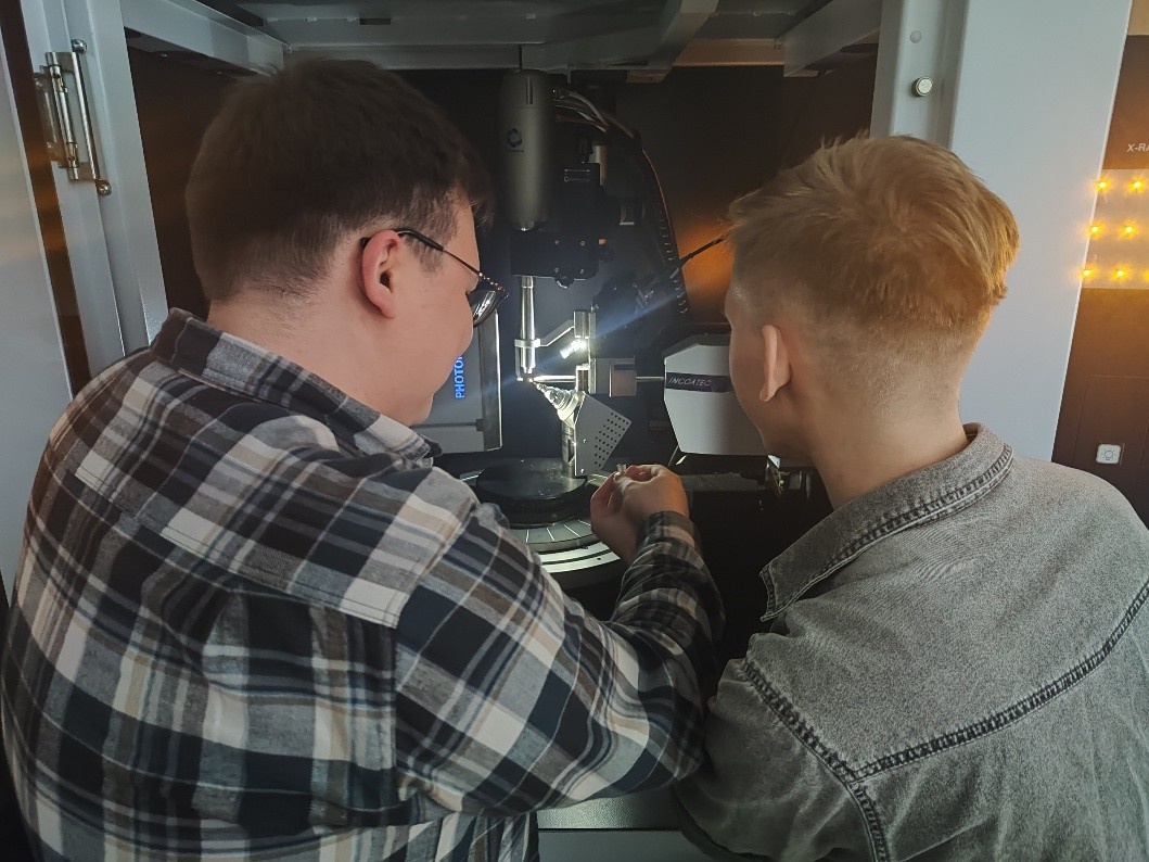 Подготовка образца к эксперименту по рентгеноструктурному анализу на монокристаллическом дифрактометре. Источник: Сергей Карташов