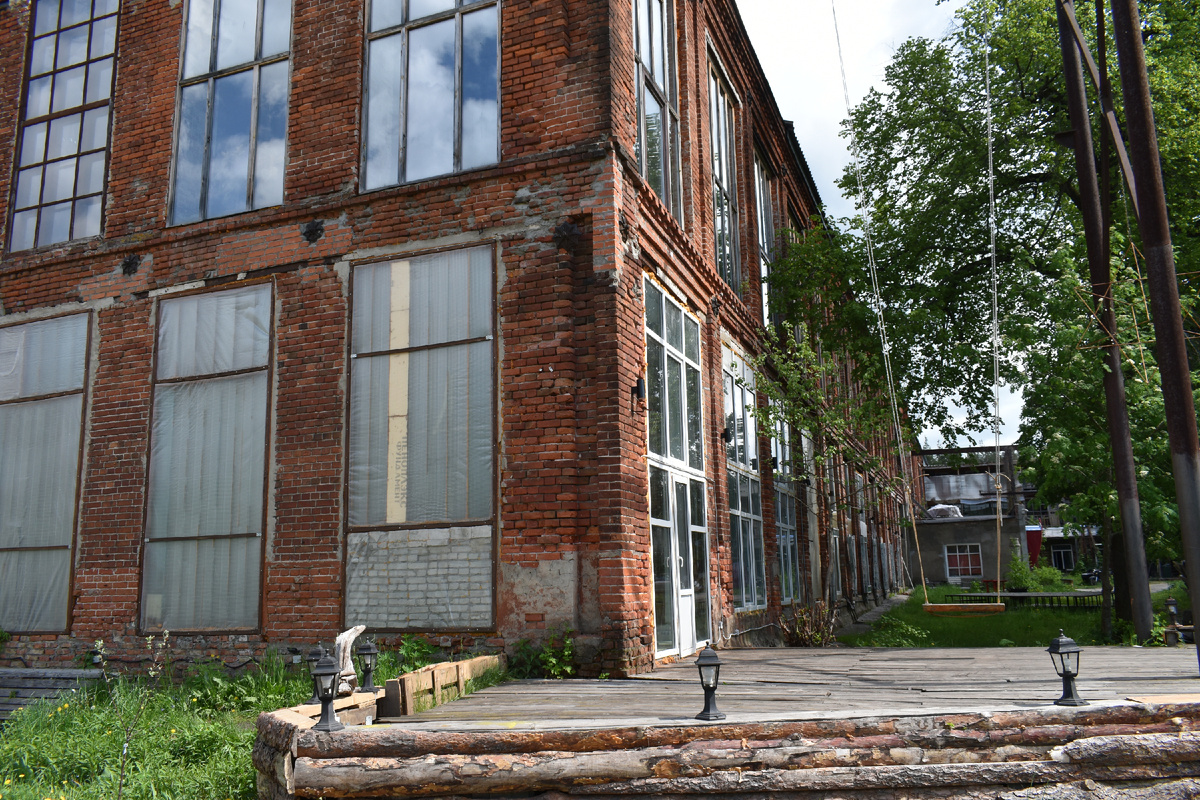 Территория усадьбы - бывшая ткацкая фабрика, основанная в 1880 годах. Фото автора