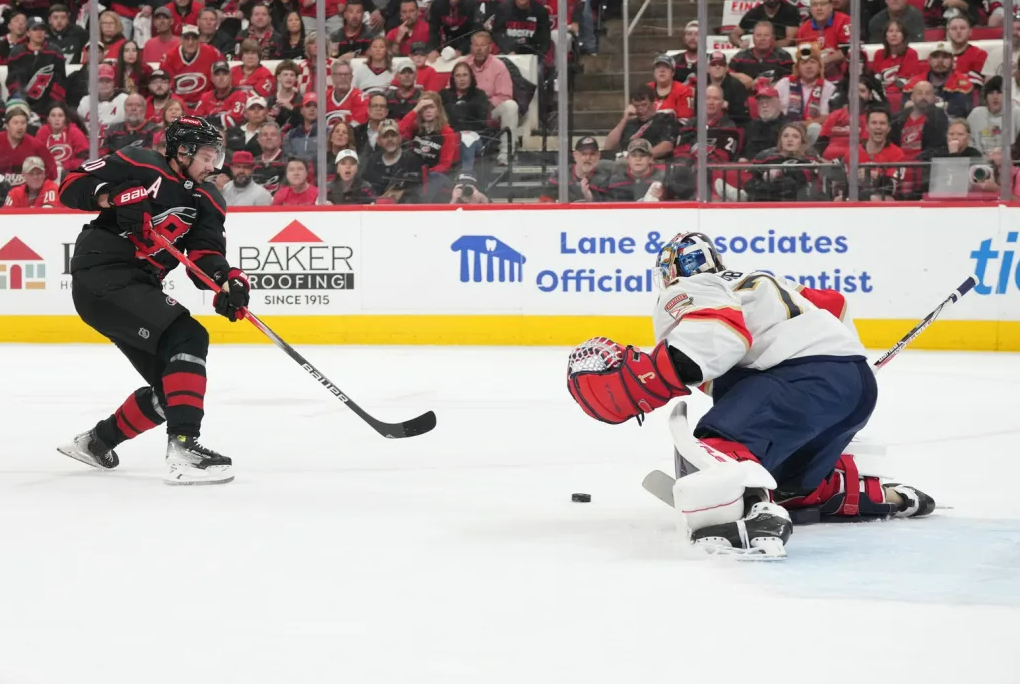 Сергей Бобровский не пропустил от "Каролины" во втором матче серии. Фото: НХЛ