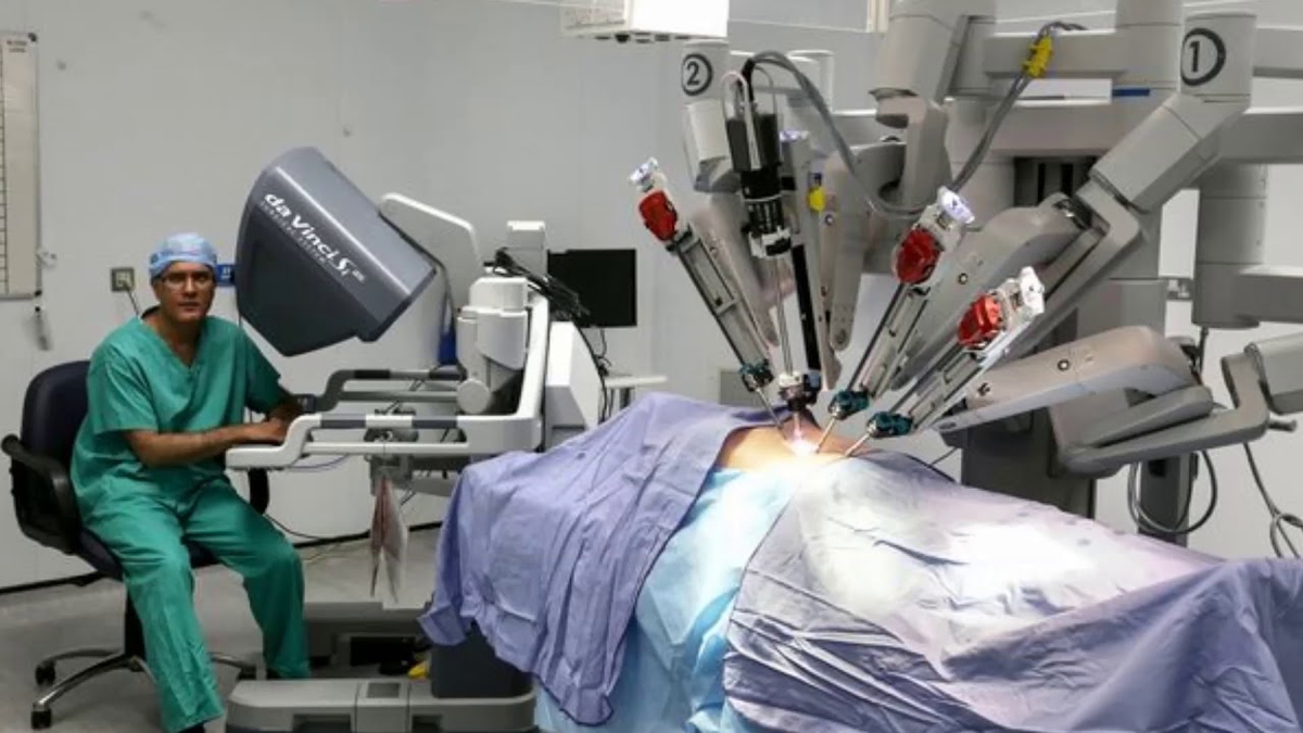 Первым и самым известным хирургическим роботом стал da Vinci