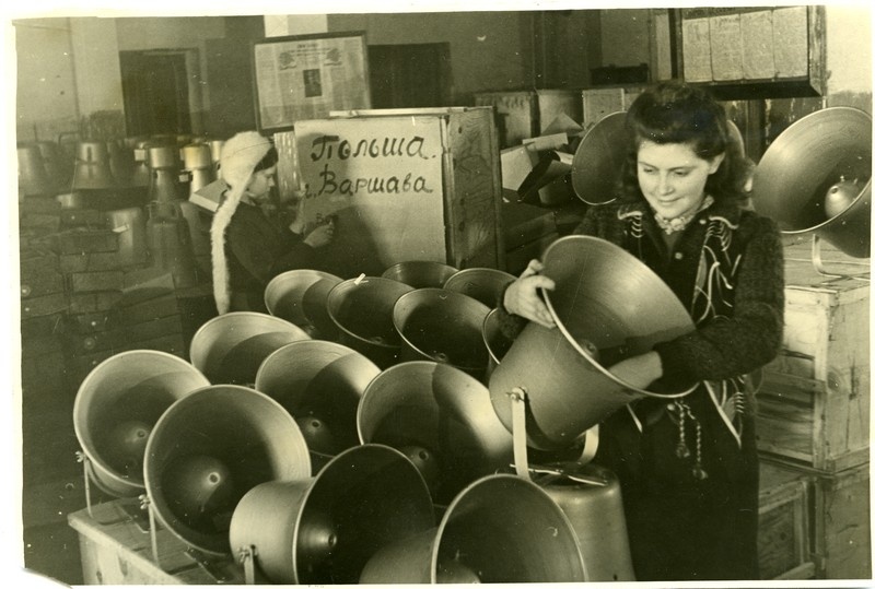 Комсомолки Тульского радиозавода подготавливают громкоговорители к отправке. 03.1945