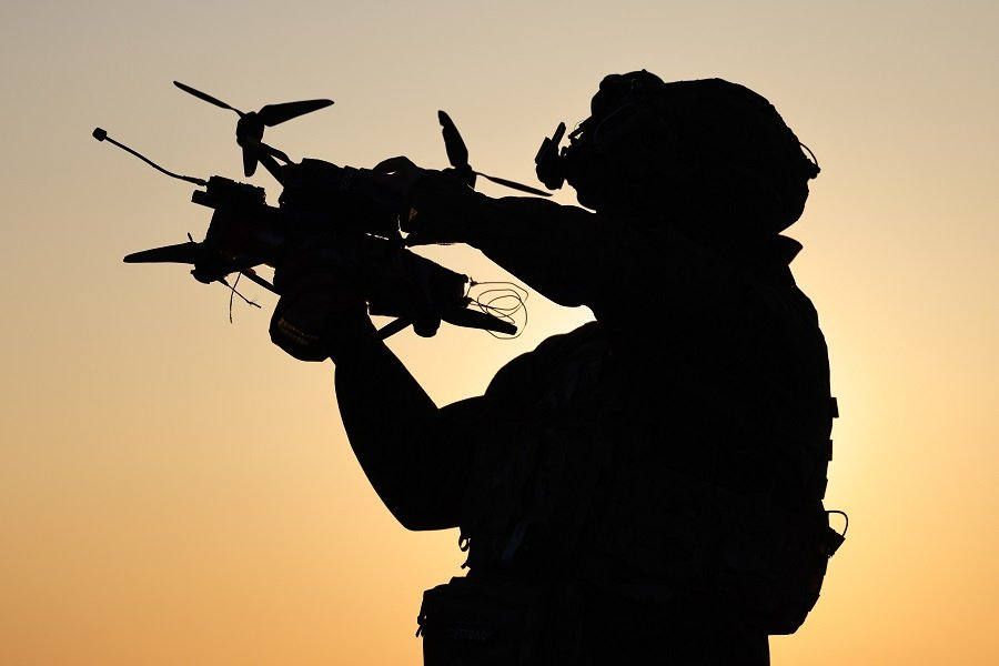 Военнослужащий подразделения БПЛА во время обучения пилотированию дрона в зоне СВО - Фото: Алексей Коновалов/ТАСС