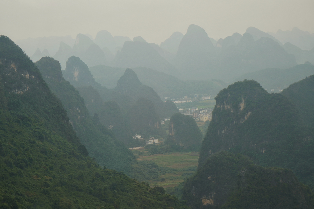 В Китае и за его пределами хорошо известен маленький городок Яншо (Yangshuo ) из провинции Гуанси. Он окружён  холмами напоминающие АВАТАРы, но до них уменя нехватило времени добраться, сегодня расскажу о своем визите в город ЯНШО. 