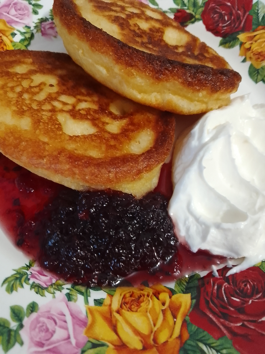 Кукурузные оладьи со сметаной и джемом.