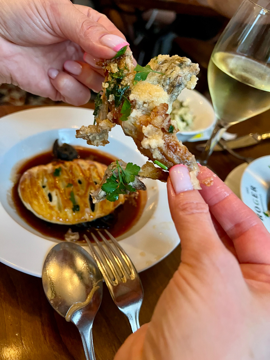 Лягушки очень ароматные! (на заднем фоне улитки под сырной "крышечкой")