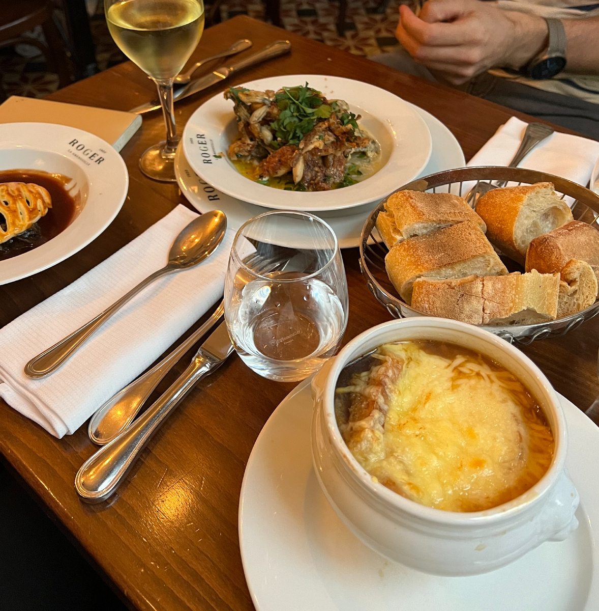 Луковый суп, а на заднем фоне тарелка с лягушками