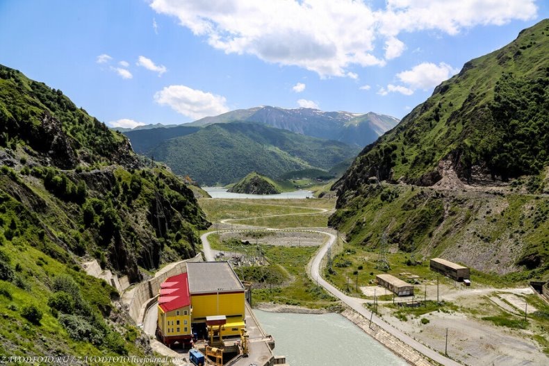 Комплекс сооружений Головной ГЭС. Вид на здание ГЭС и земляную плотину