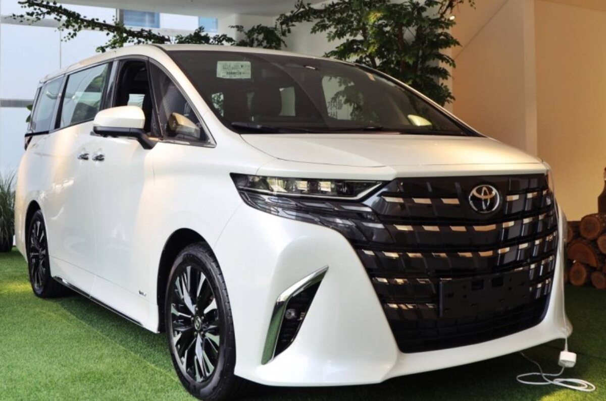 Toyota Alphard, Honda Stepwgn. Источник: скриншот из Телеграмм канала «Япония Транзит»
