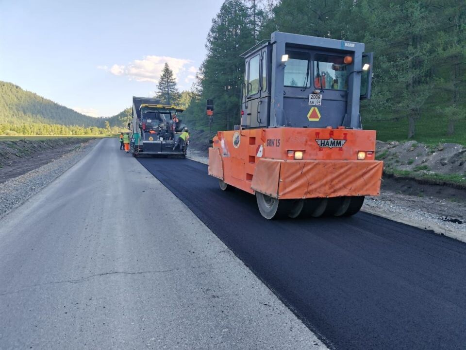    Укладка выравнивающего слоя асфальта на автодороге в Горном Алтае. Источник: Предоставлено "Толку"