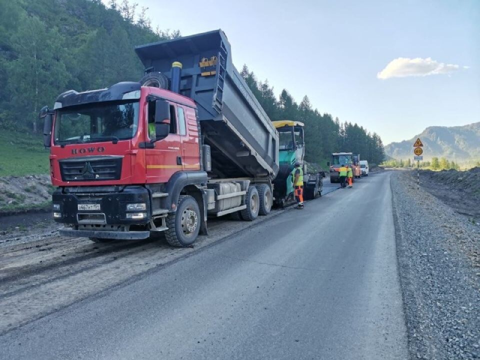    Укладка выравнивающего слоя асфальта на автодороге в Горном Алтае. Источник: Предоставлено "Толку"