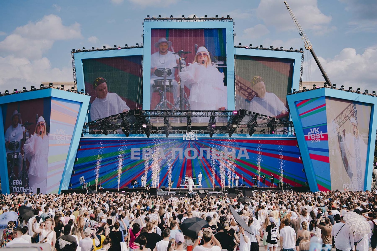    Выступление Евы Польны на VK Fest