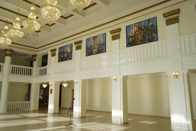    В Вятской филармонии открыли фриз с мировыми композиторами