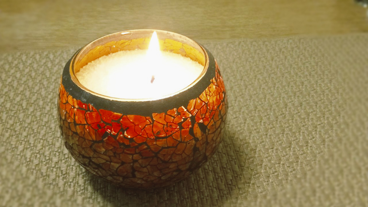 Вот такие подсвечники  с горящими свечами ставят на столик вечером