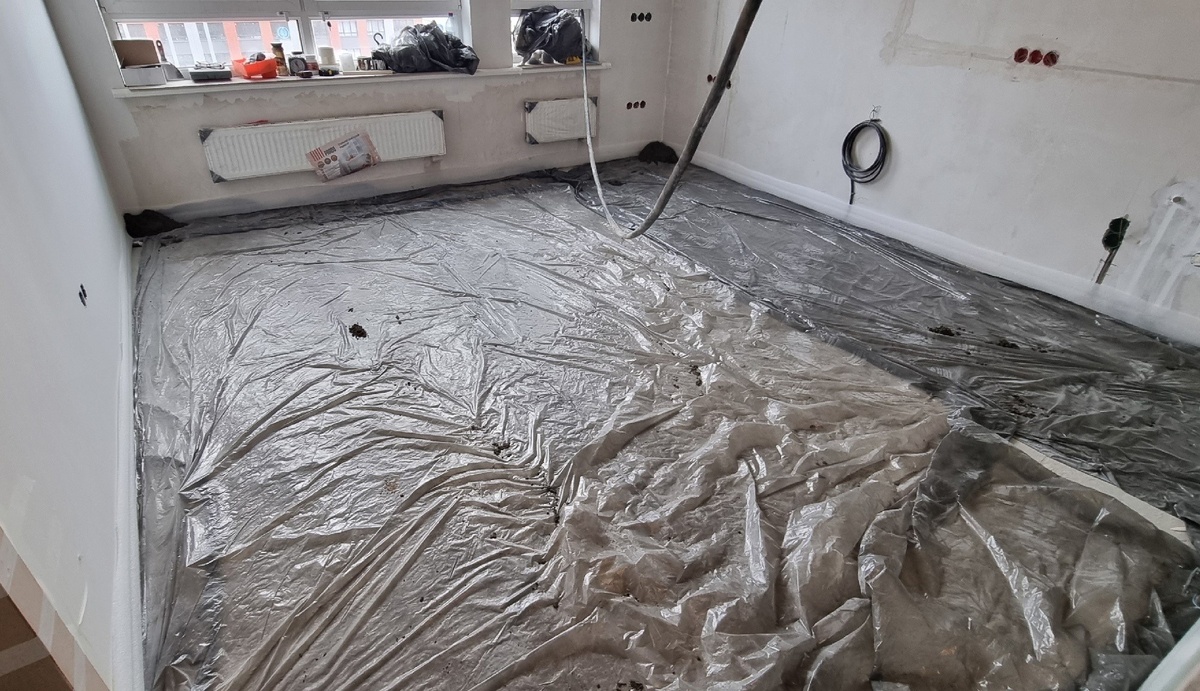 Созревание полусухой стяжки под технической пленкой