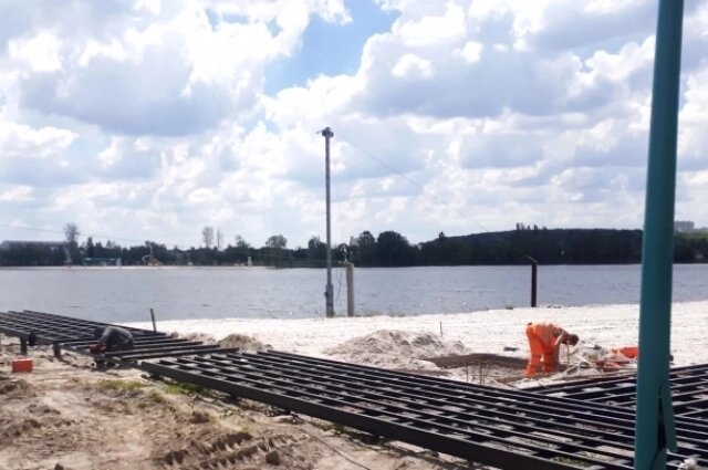    Белый песок и каркас для пешеходного настила. Фото: АиФ/ Татьяна Черных