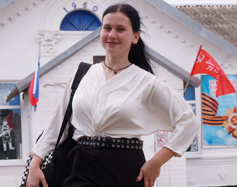 Валерия Тюфанова – единственная выпускница СОШ № 7 поселка Малокубанского. Через несколько дней для нее прозвенит последний школьный звонок. У Валерии большие планы на будущее. Она хочет поступить в вуз правоохранительной направленности и мечтает работать в полиции. Пожелаем ей успехов в сдаче выпускных экзаменов! / Фото А. Толстых