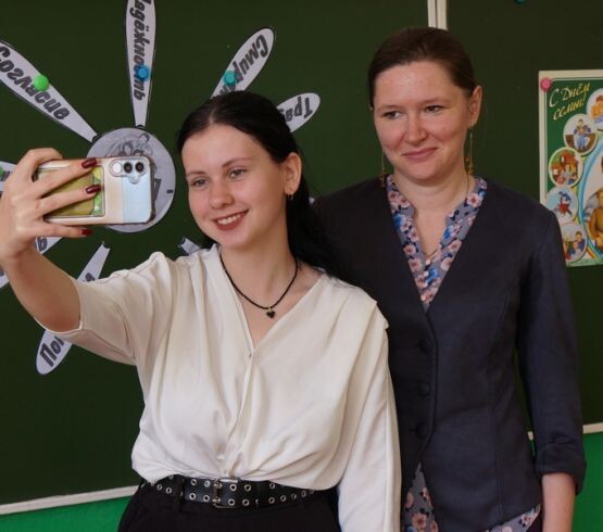 Валерия Тюфанова говорит спасибо классному руководителю Любови Вячеславовне Осипенко. Для девушки она стала наставником и другом. / Фото А. Толстых