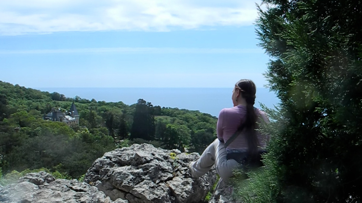 Вид со скалы Массандровских гротов на Массандровский дворец.