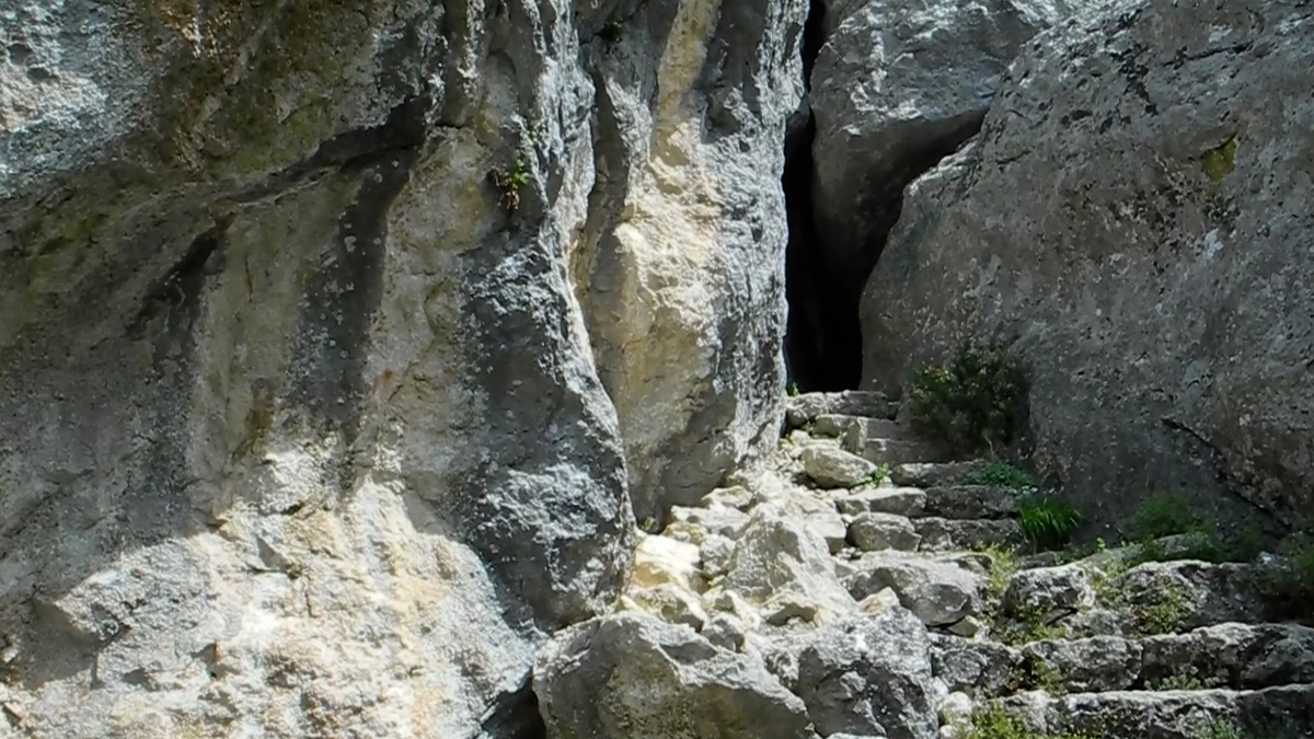 Рукотворные ступени, ведущие в грот.