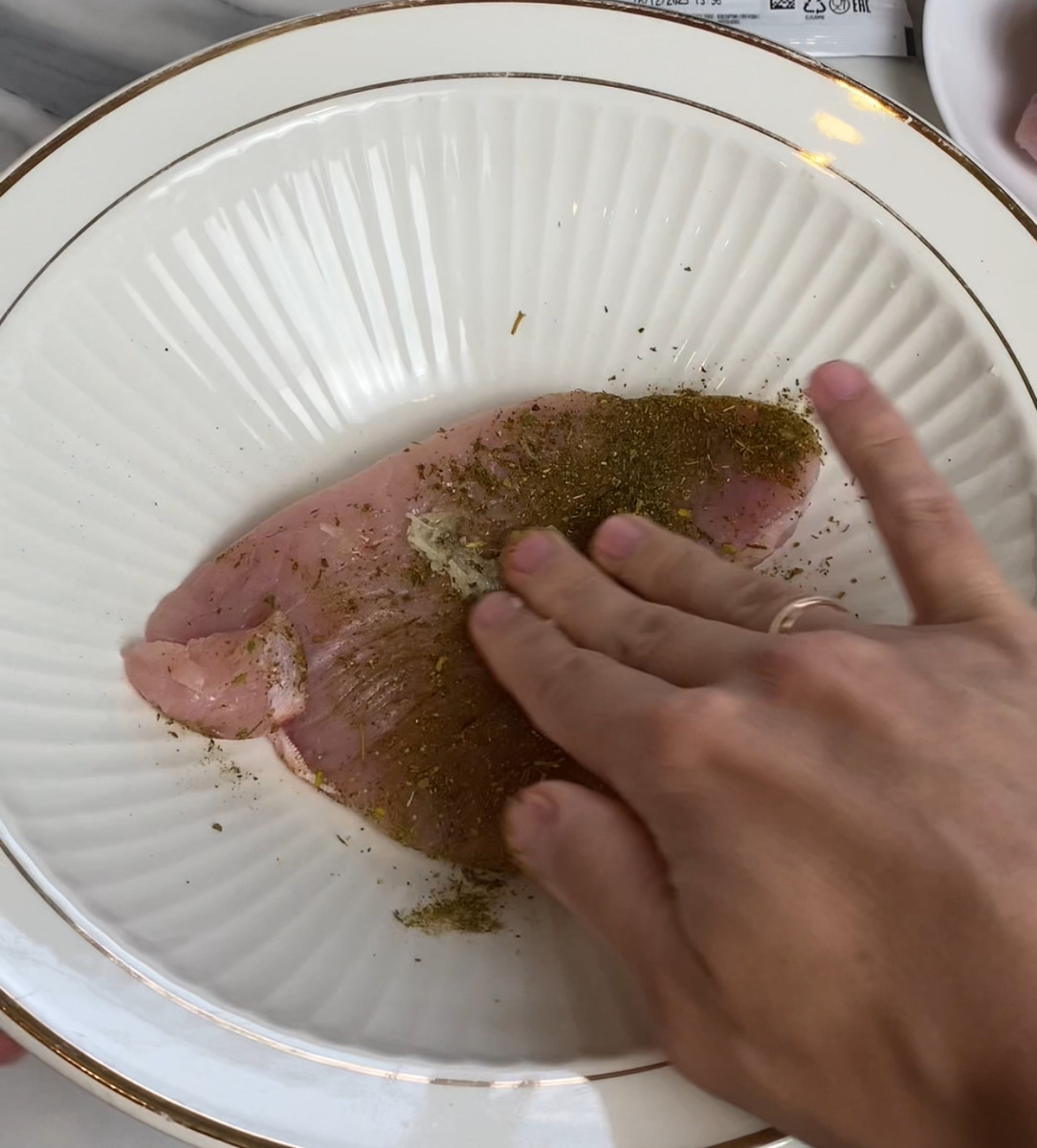 Смазать мясо приправой, чесноком, подсолнечным маслом.