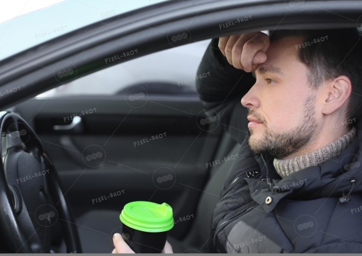 задумчивый водитель в пробке