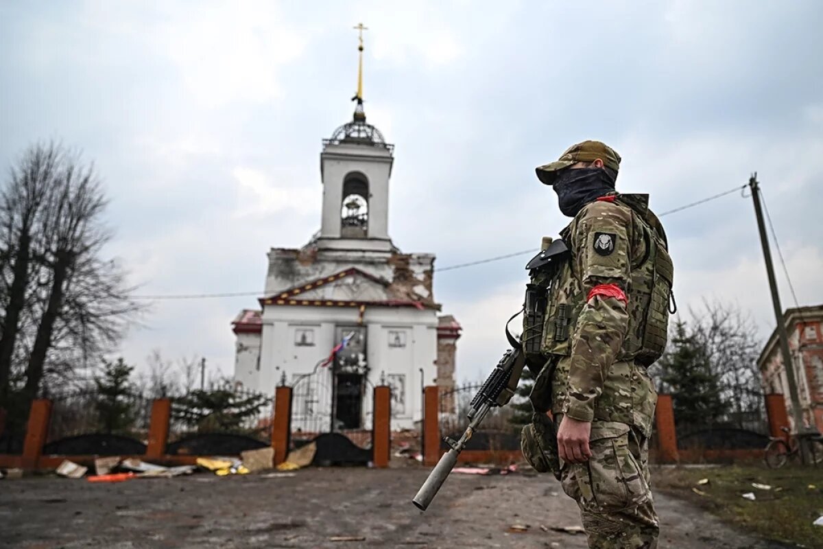    Военнослужащий батальонной тактической группы (БТГР) «Каштана» спецназа «Ахмат» у церкви Воздвижения Честного Креста Господня в селе Черкасское Поречное в Суджанском районе Курской области, освобожденном российскими Вооруженными силами от подразделений ВСУ.