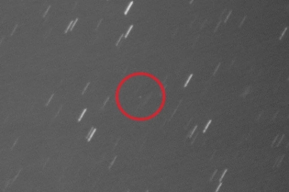    Чтобы сфотографировать комету - крошечное пятнышко в центре кадра (обведено красным) - потребовалось 50 минут съёмки.