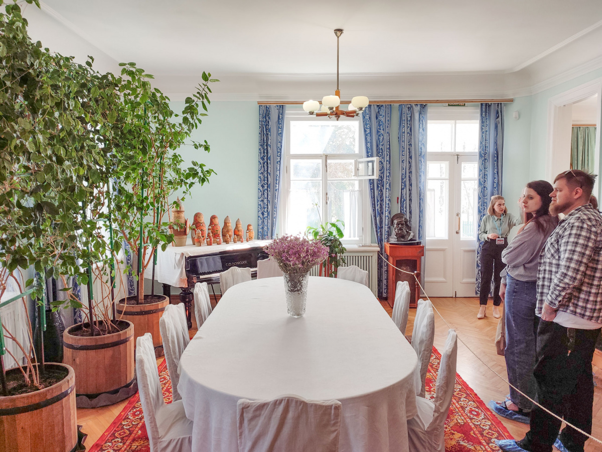 В гостиной в усадьбе Шолохова.
