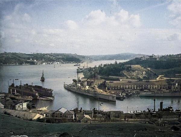 Линейный крейсер "Гебен", он же "Явуз Султан Селим" (в османском флоте), на своей стоянке в бухте Стения, 1915 год.