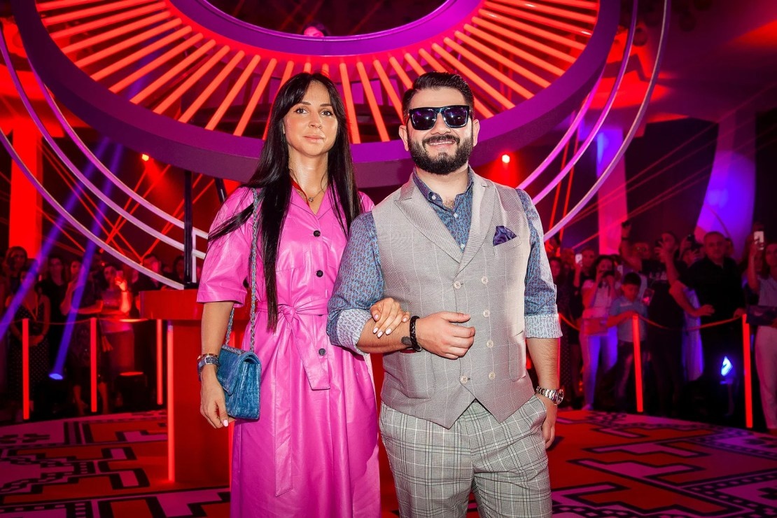    Михаил Галустян с женой Источник: Соцсети