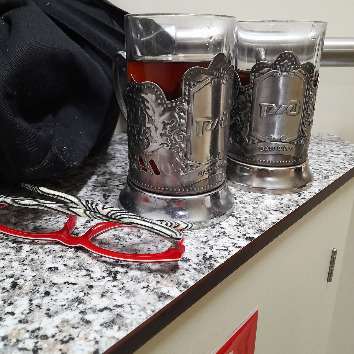 Едем из Санкт-Петербурга в Тулу. Не смогли договориться с пассажирами нижних полок, поэтому пьём чай в противопожарном уголке в коридоре. Фото автора.