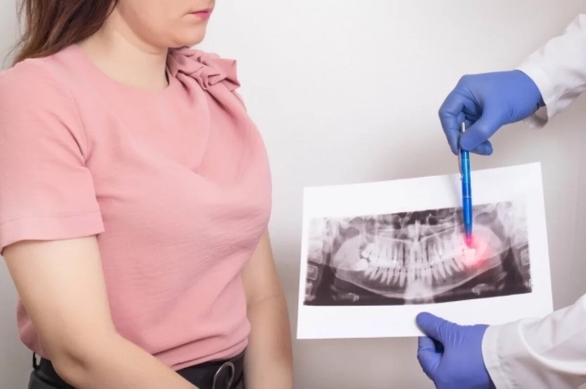    Характерным симптомом, который бы указывал на рост зуба мудрости, можно назвать болевые ощущения в полости рта.