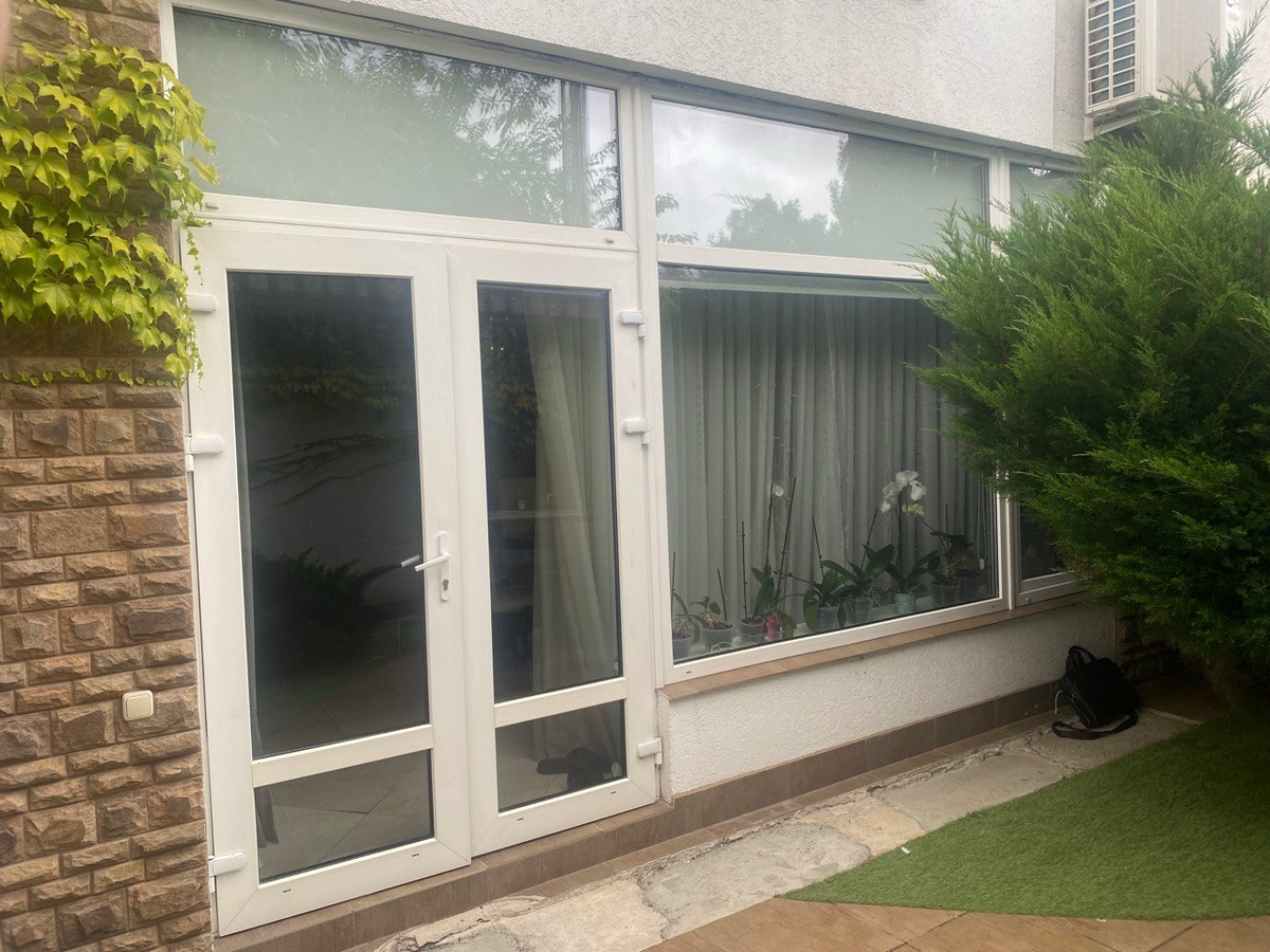 Панорамные окна из ПВХ систем с двумя распашными штульповыми створками и глухими фрамугами.