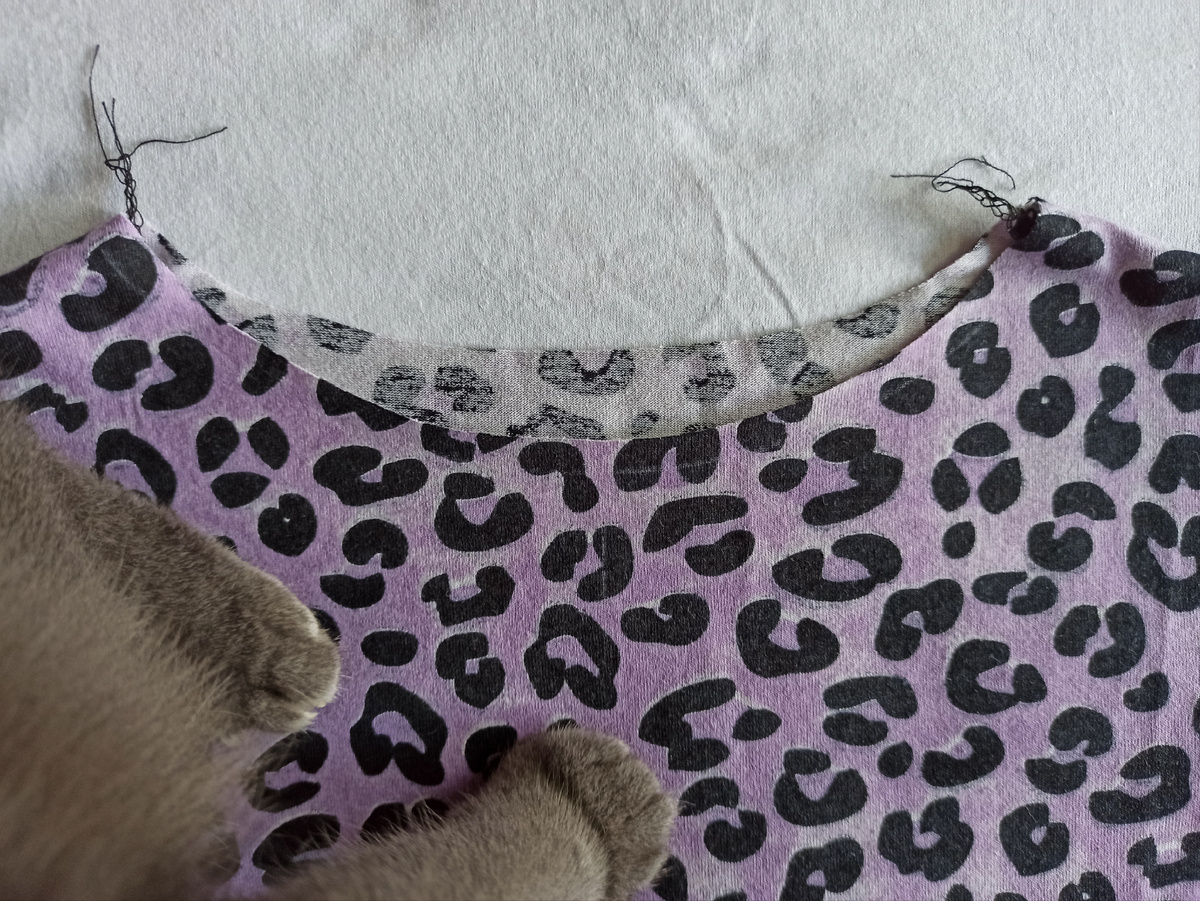 Стачиваю плечевые швы и заутюживаю их на спинку