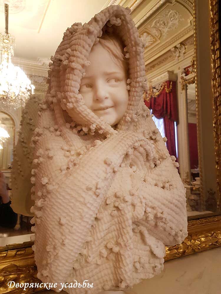  "Девочка в шали" работы итальянского скульптора Э.Брага, втор.пол. XIX в. 
Любимой скульптура императрицы Марии Федоровны, позже стала любимицей пионеров, которые прозвали ее Настенькой. 