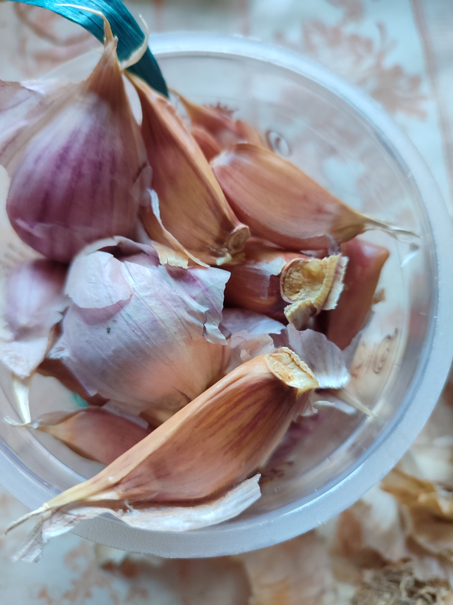 Зубчики огромные. Для сравнения - фото зубчиков чеснока "Комсомолец" в такой же банке.