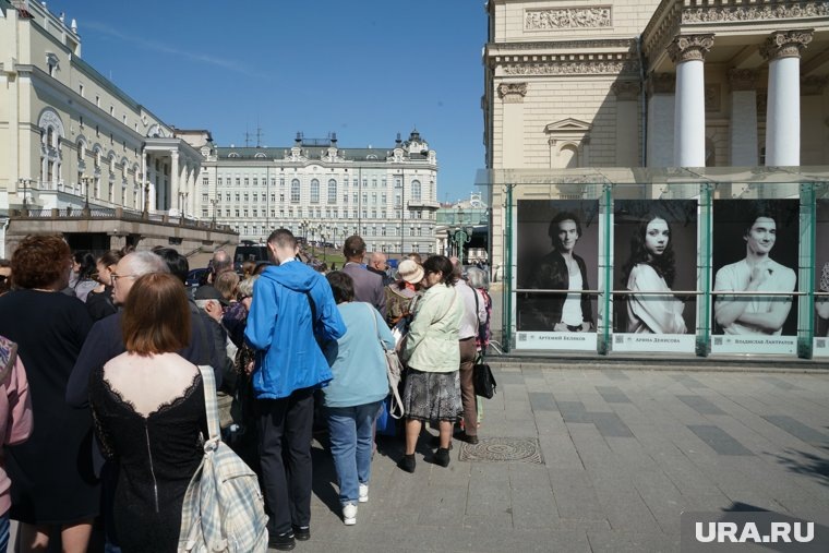 Церемония прощания начинается в 11:00, однако люди начали собираться около театра уже в 9:00. Фото: Вячеслав Немышев © URA.RU