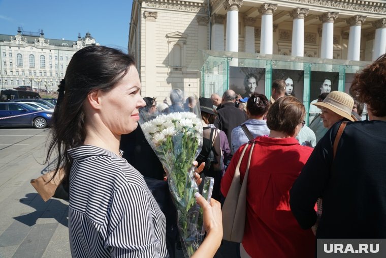 Около Большого театра собралось множество почитателей творчества Григоровича. Фото: Вячеслав Немышев © URA.RU