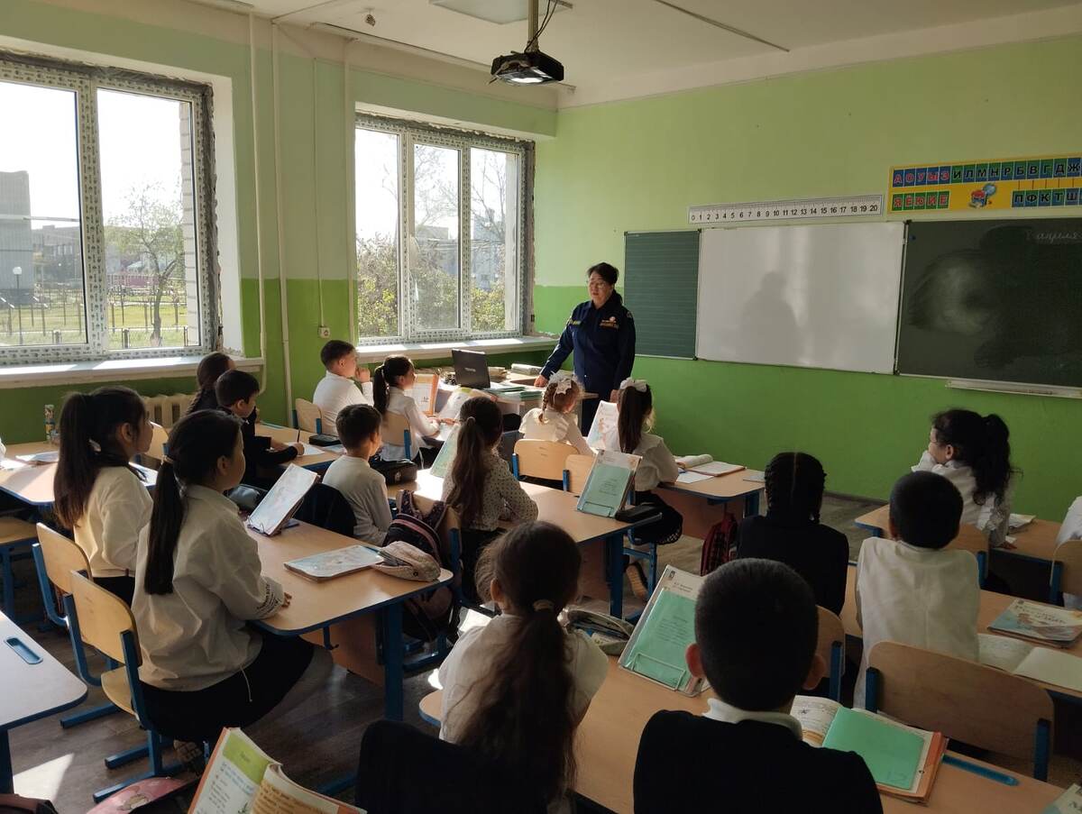 визит начальника ПЧ№18 ГКУ "Волгоспас" Зульфии Дусалиевой в школу с.Растопуловка 