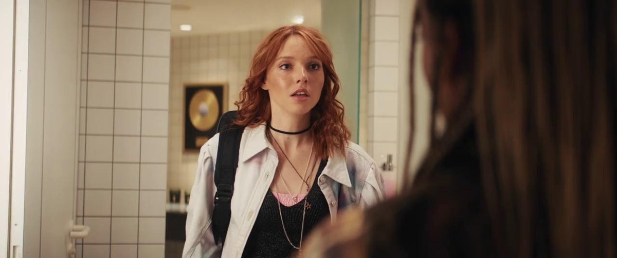 Скай спрашивает у Лилит чем занимается клиника. 