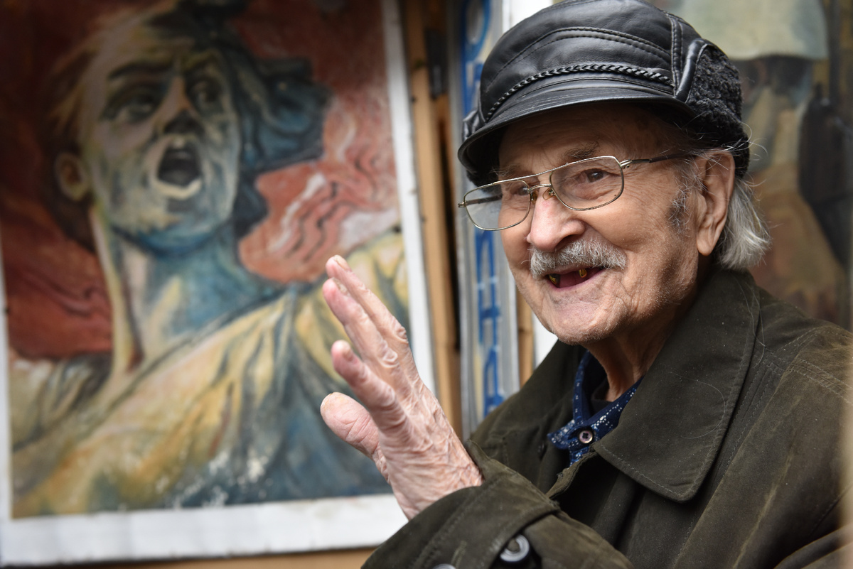 Ю.В. Планидин приглашает в свой «павильон»/ФОТО Александра Блотницкого