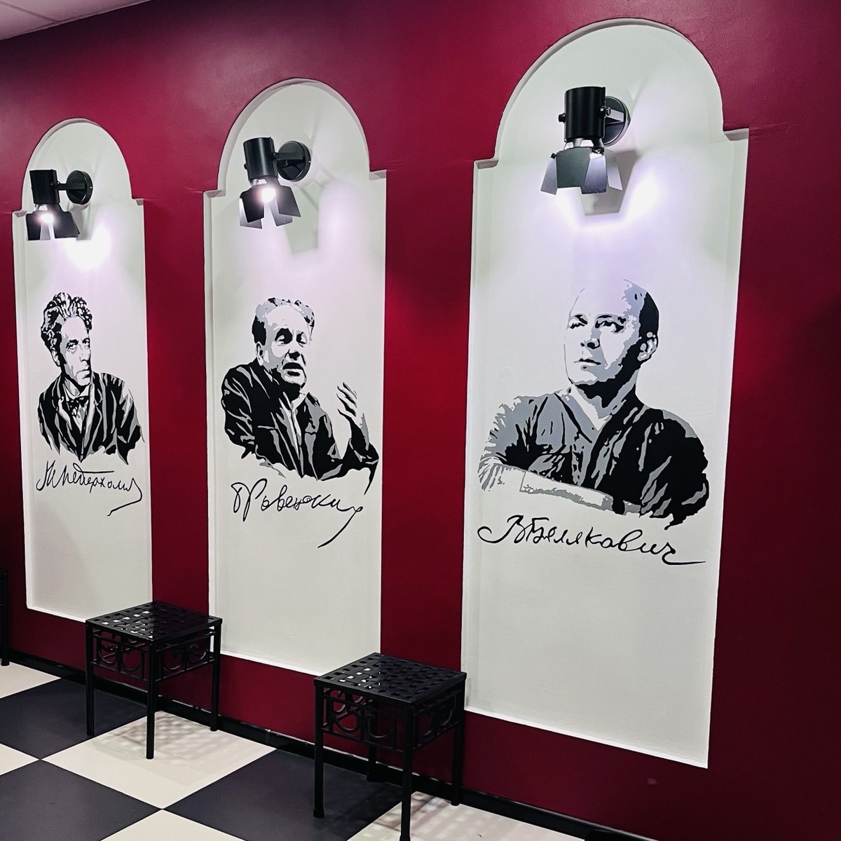 В фойе театра