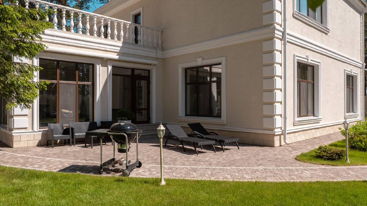 Зона барбекю в загородном доме