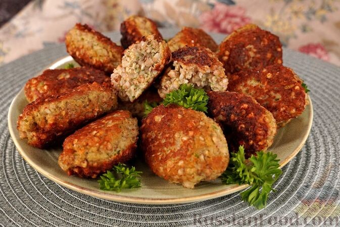 рыба, сало, крупа гречневая, лук репчатый, чеснок, зелень укропа, яйца, панировочные сухари, соль, перец чёрный молотый, приправа для рыбы, масло растительное