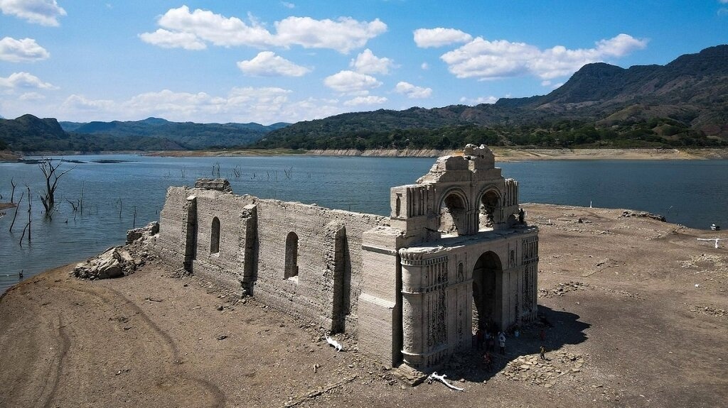 Руины затопленного собора Сан-Сантьяго в городке Несауалькойотль в штате Чьяпас в Мексике. Фото из открытых источников