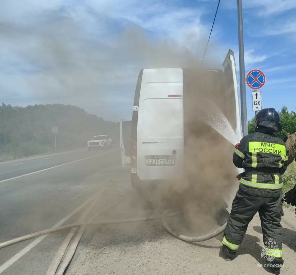    Машина загорелась в Барнауле. Источник: МЧС Алтайского края