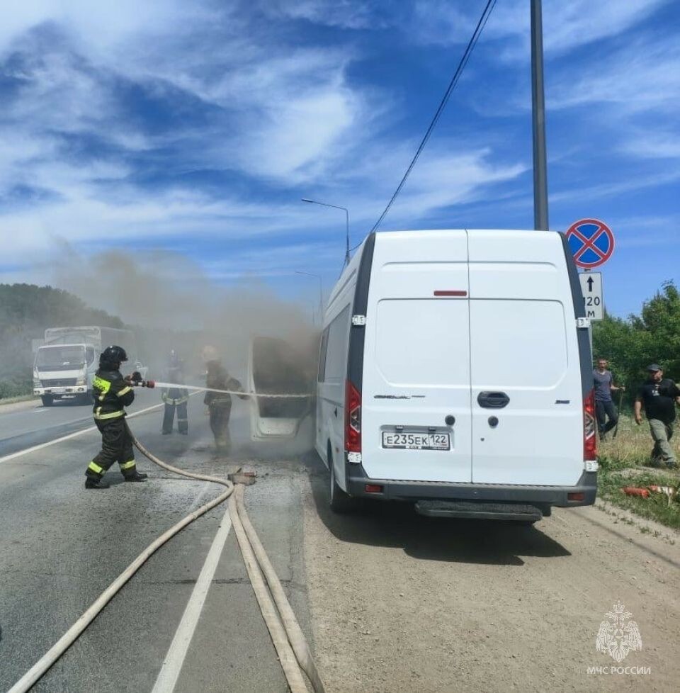    Машина загорелась в Барнауле. Источник: МЧС Алтайского края