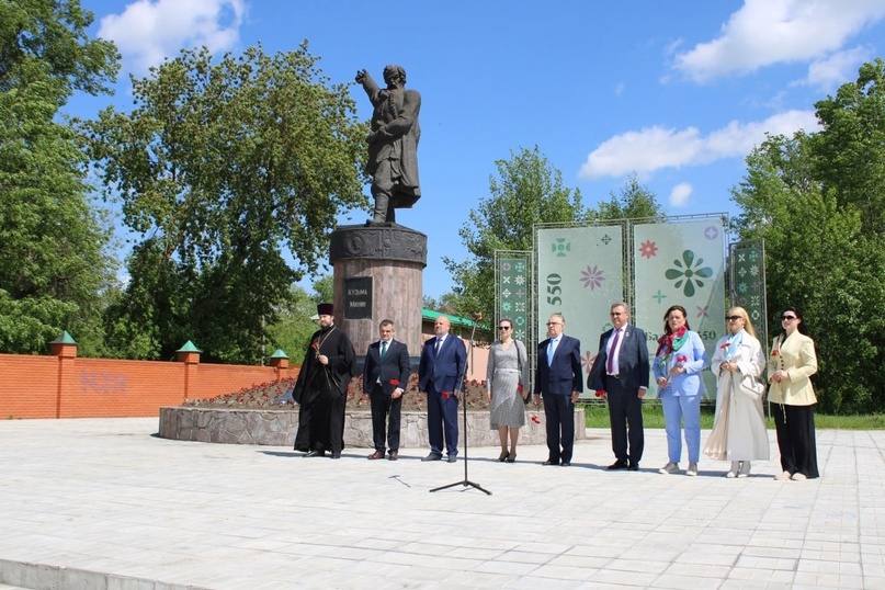 Глава МСУ А.В. Дранишников и почетные гости митинга.