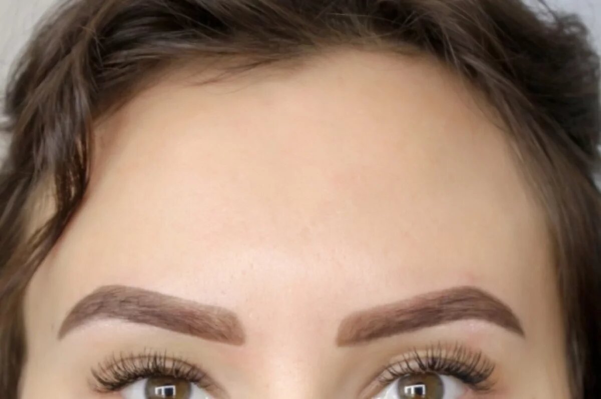    Учительница из Краснодара осталась без бровей после неудачного татуажа