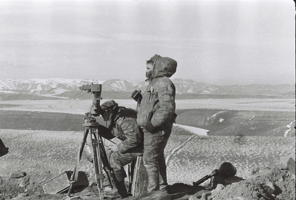 Весна 1986-го года, провинция Гульран.
За дальномером ДС-1 (база - 1 метр), комбат м-р Загний. И.А.
Рядом - штатный дальномерщик взвода управления минбата - Юра Кукарцев.